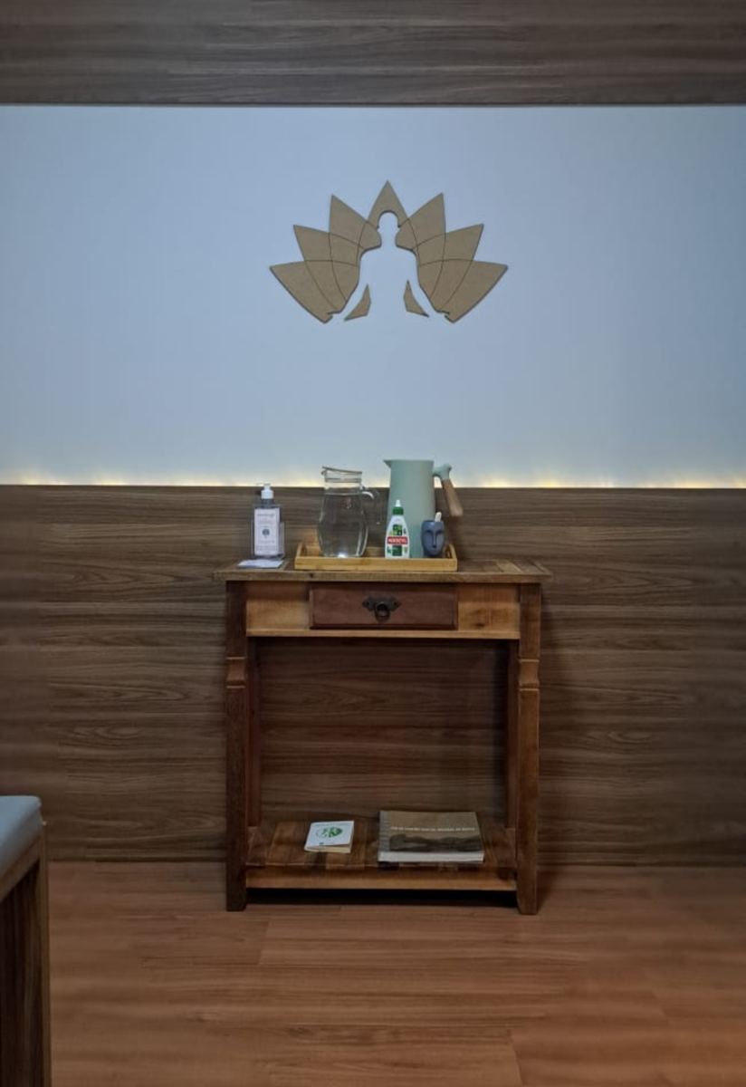Recepção do consultório com decoração em madeira
